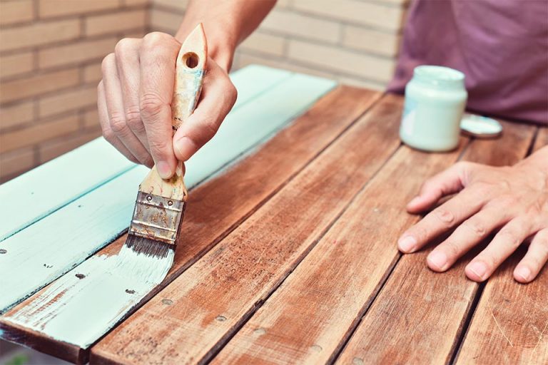 Cómo pintar un mueble de madera sin lijarlo