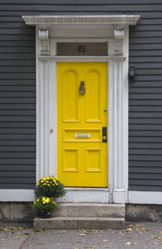 puerta exterior amarilla
