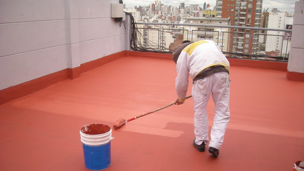 Cubre los techos de casa con impermeabilización de techos.