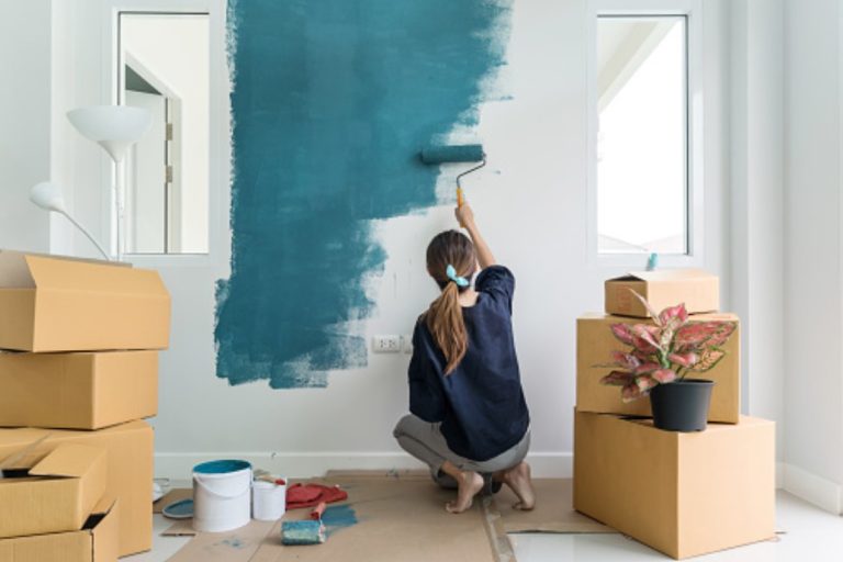 Por qué la pintura puede guardar humedad en las paredes